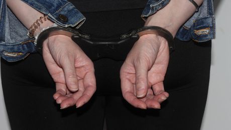 Lisice žena hapšenje