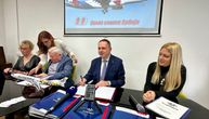 U avionima Er Srbije uputstva i na Brajevom pismu