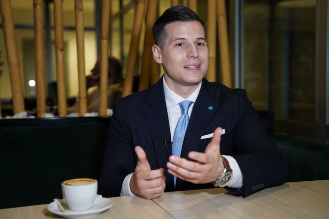 Miloš Radenković, voditelj Miloš Radenković, voditelj