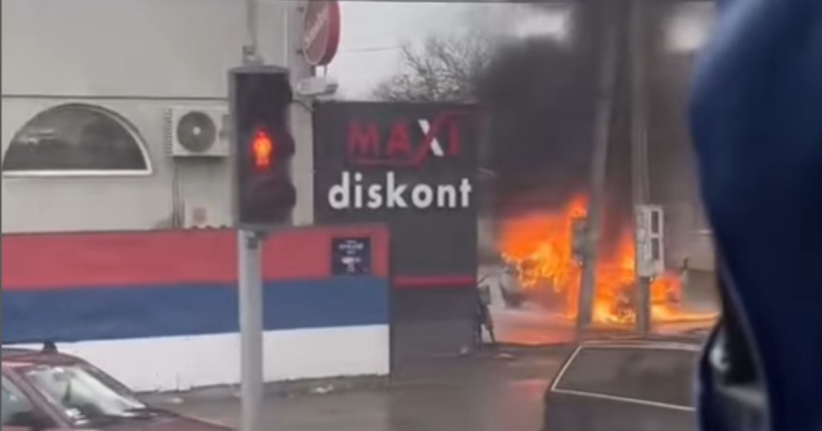 Užas u Temerinu na sred ulice, na licu mesta i vatrogasci: Vatrena buktinja guta automobil!