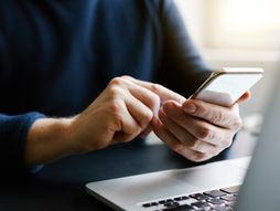 Biznis, posao, laptop, mobilni telefon