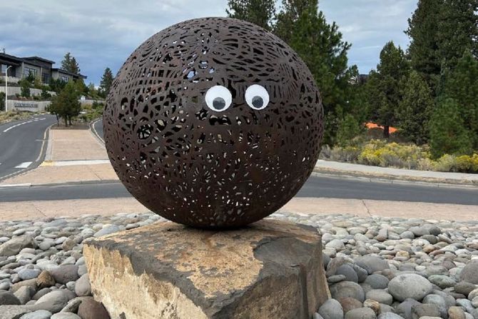 Bend u Oregonu zamolio je građane da prestanu stavljati plastične oči na gradske skulpture