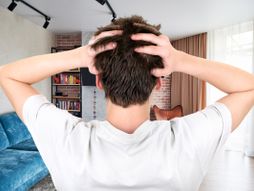 Stan, čovek se drži za glavu