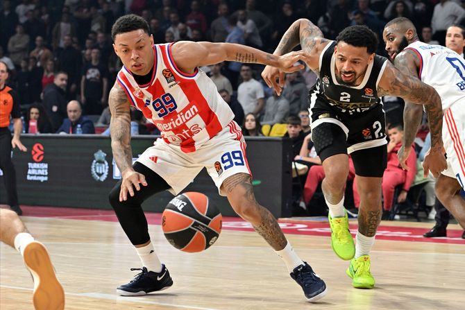 Jago dos Santos (KK Crvena zvezda) i Karlik Džons (KK Partizan) Jago dos Santos (KK Crvena zvezda) i Karlik Džons (KK Partizan)