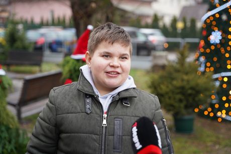 Dečak deli paketiće, Novi sad, poliklinika