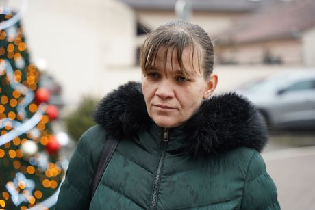 Dečak deli paketiće, Novi sad, poliklinika