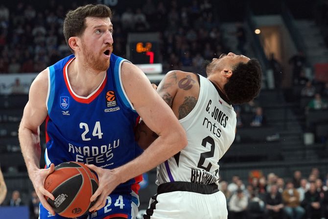 Erdžan Osmani (KK Anadolu Efes) - Karlik Džons (KK Partizan) Erdžan Osmani (KK Anadolu Efes) - Karlik Džons (KK Partizan)