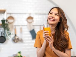 Žena, pomorandža, piće