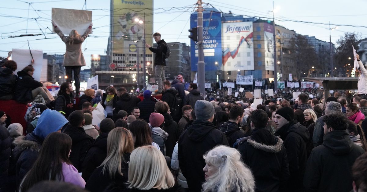 Haos ispred Skupštine: Posle protesta na Slaviji, mala grupa učesnika blokira saobraćaj