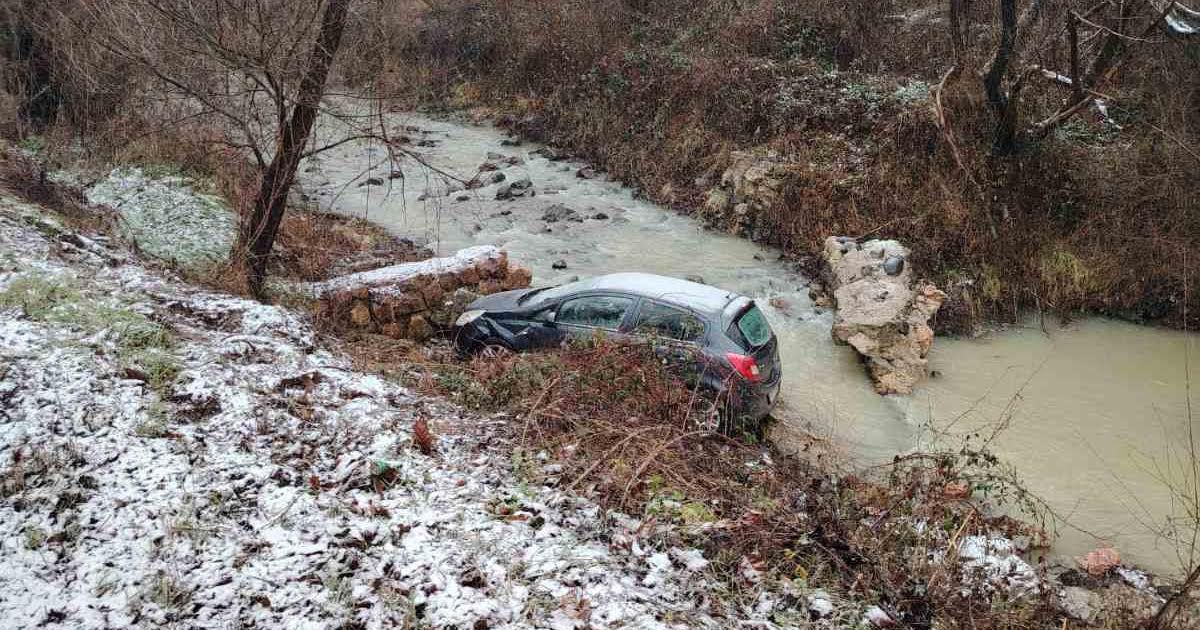 Beograđanin proklizao u krivini, pa se survao niz liticu ka reci: Stravičan prizor kod Kosjerića