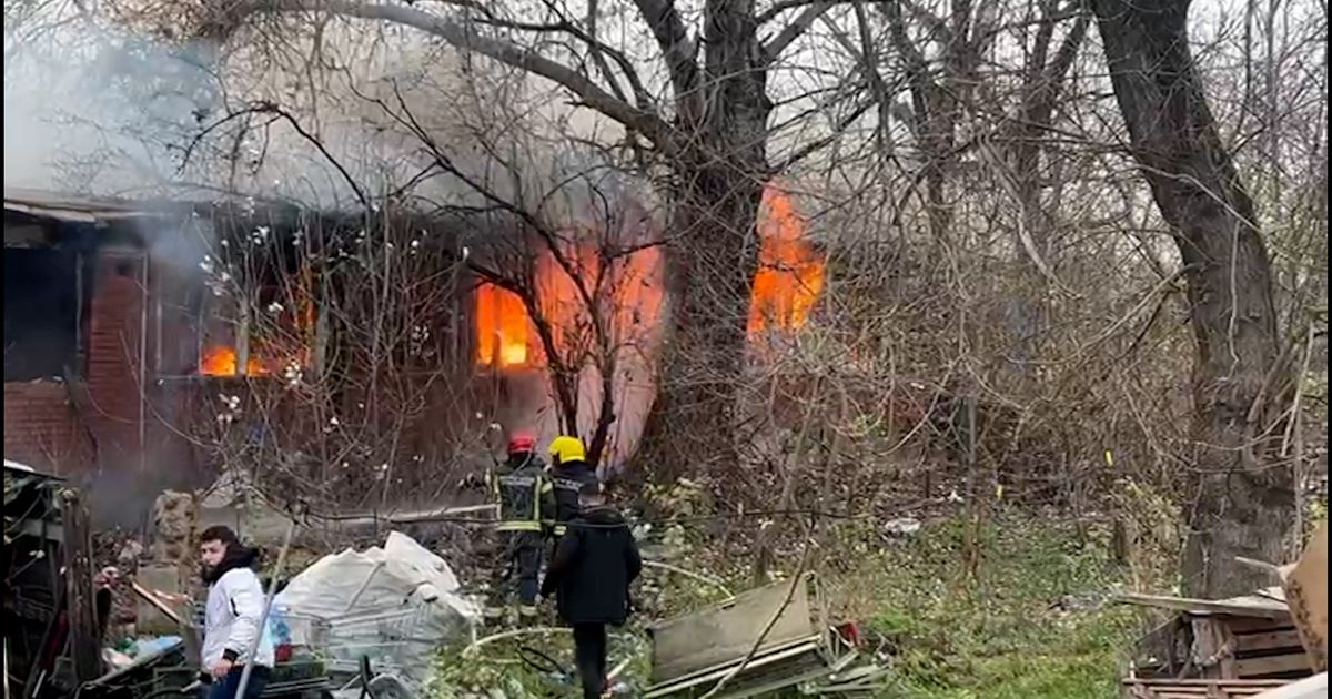 Evo šta je ostalo od baraka koje su gorele na Adi: Potresne slike nakon požara, deca bosa trčala na ulicu