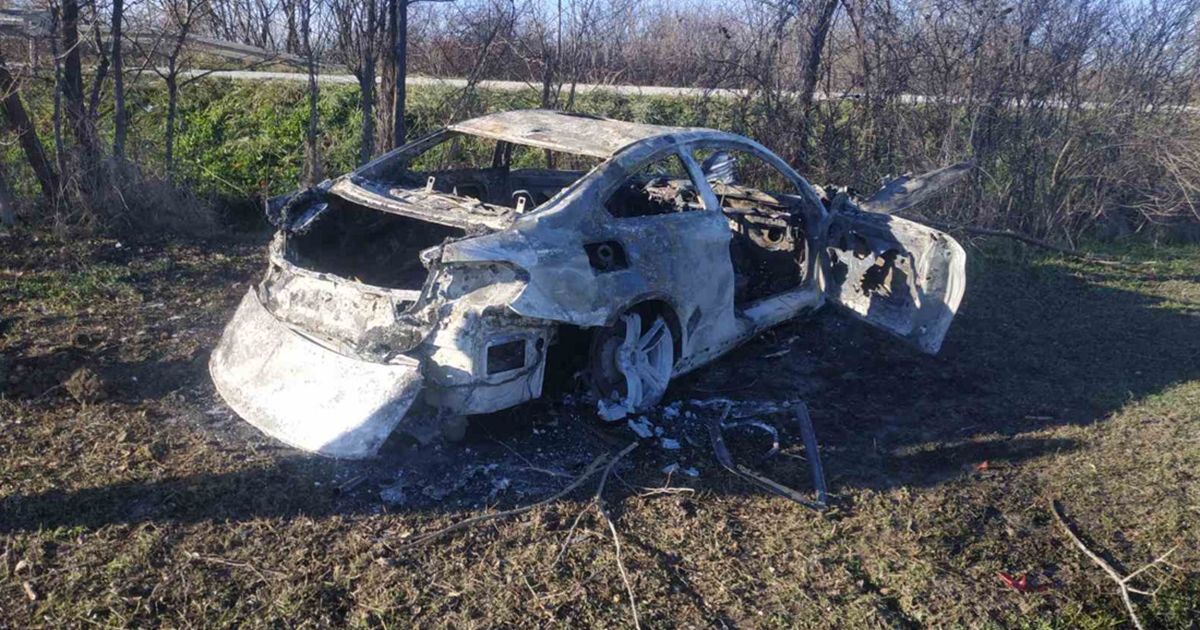 BMW sleteo s puta, pa se zapalio: Vatra potpuno uništila auto, vozač prebačen u bolnicu