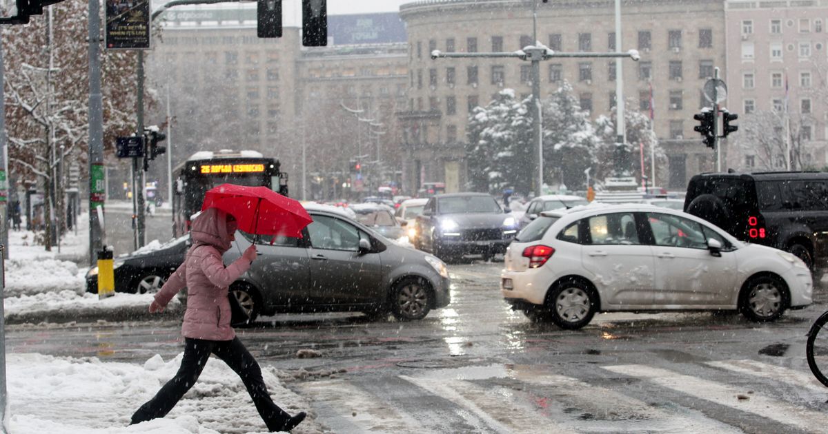 Ovo mogu samo Beograđani! Guraju autobus 58 po snegu, ali "ovaj desni je najjači"