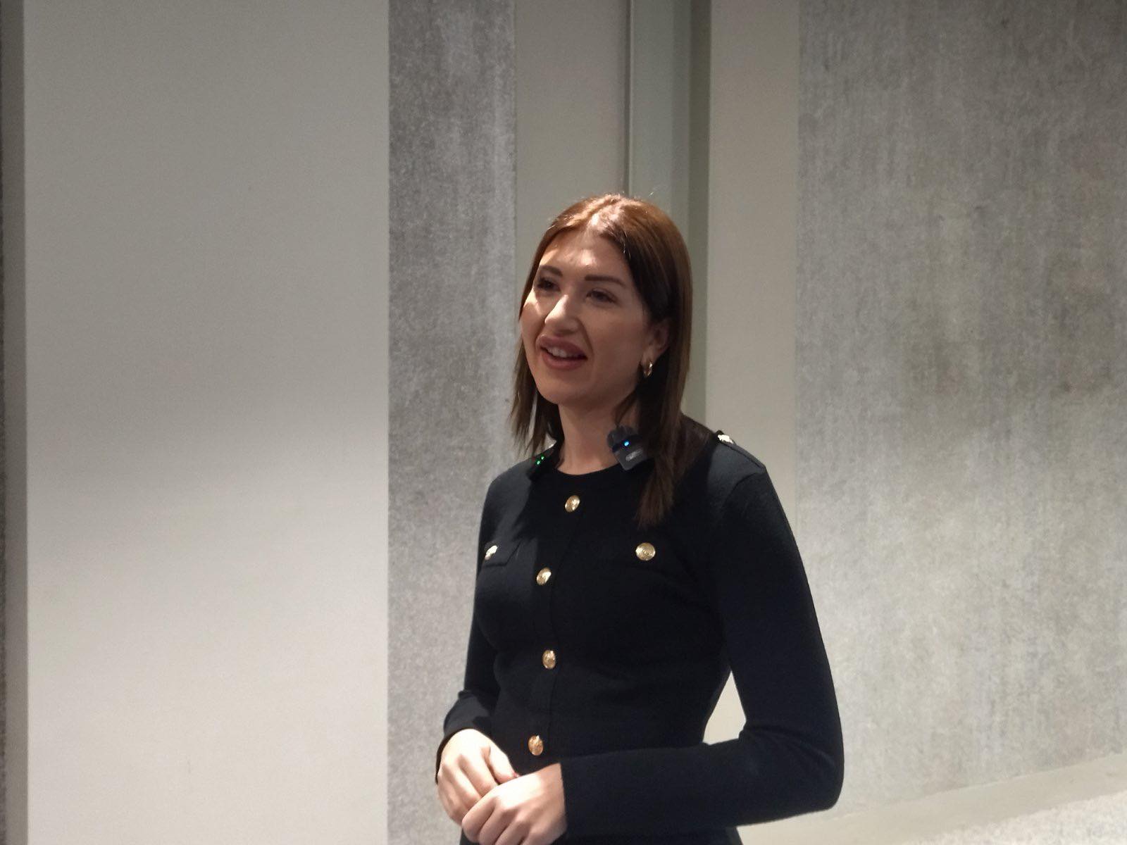 "Ti si nevaspitana i lopov!" Pevačica optužila koleginicu za krađu bakšiša: "Rekla mi je da sam nesposobna"