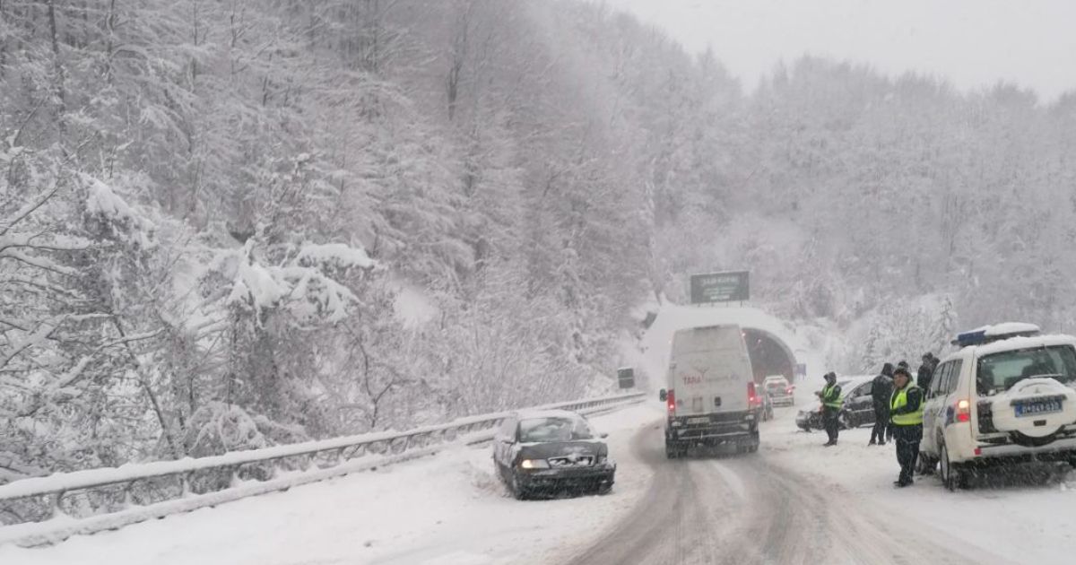 Sneg pravi haos po Srbiji! Sudarila se dva automobila kod Čajetina, klizav kolovoz otežao kretanje