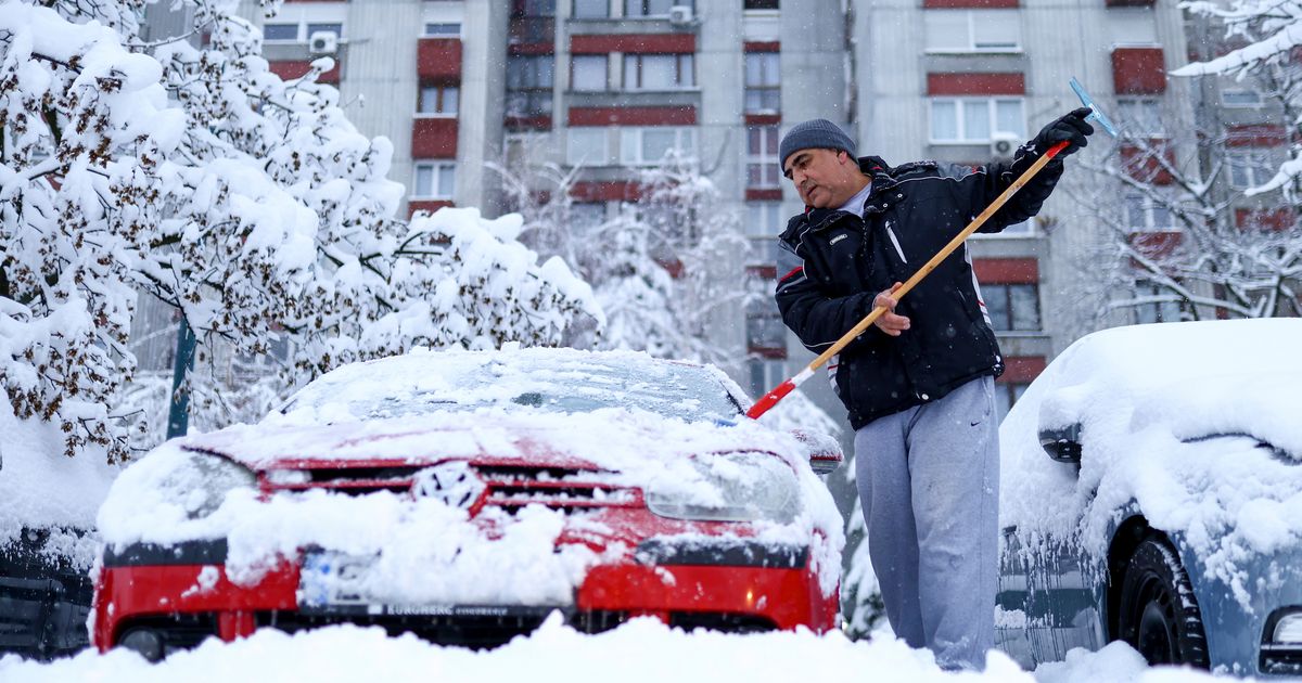 Dva dana Srbija bila zavejana, mnoga mesta bez struje, i opšti kolaps u saobraćaju: Danas kreće PREOKRET