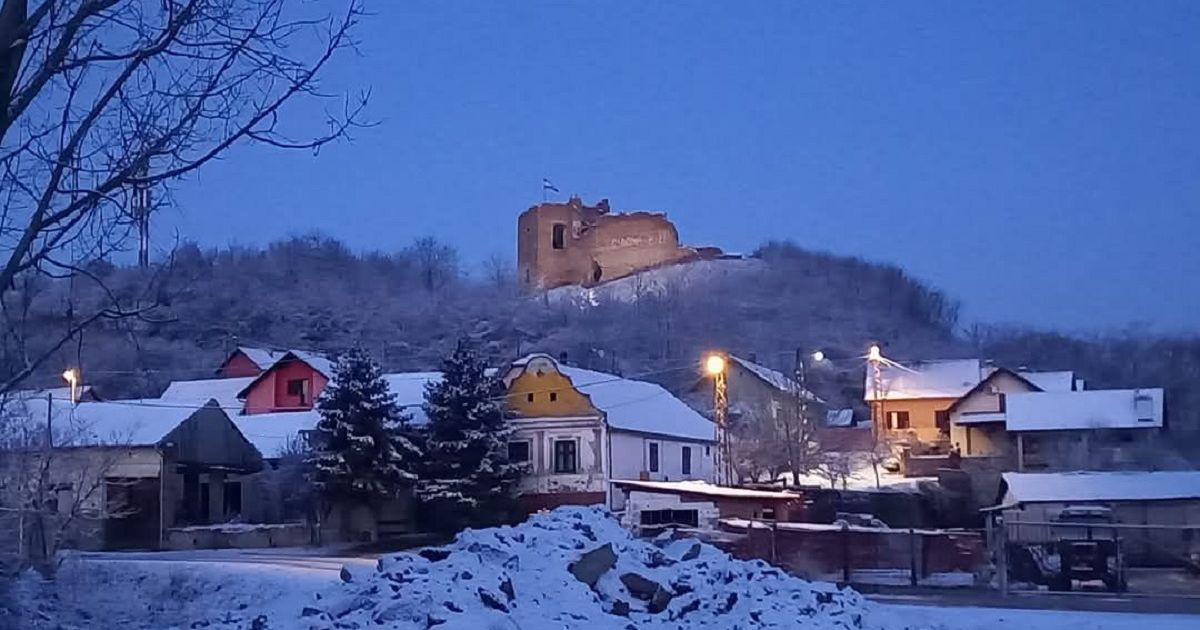 Vozači iz Niša ostali zavejani u Šarengradu: Bili su gladni i smrznuti, a onda su u pomoć uskočili meštani