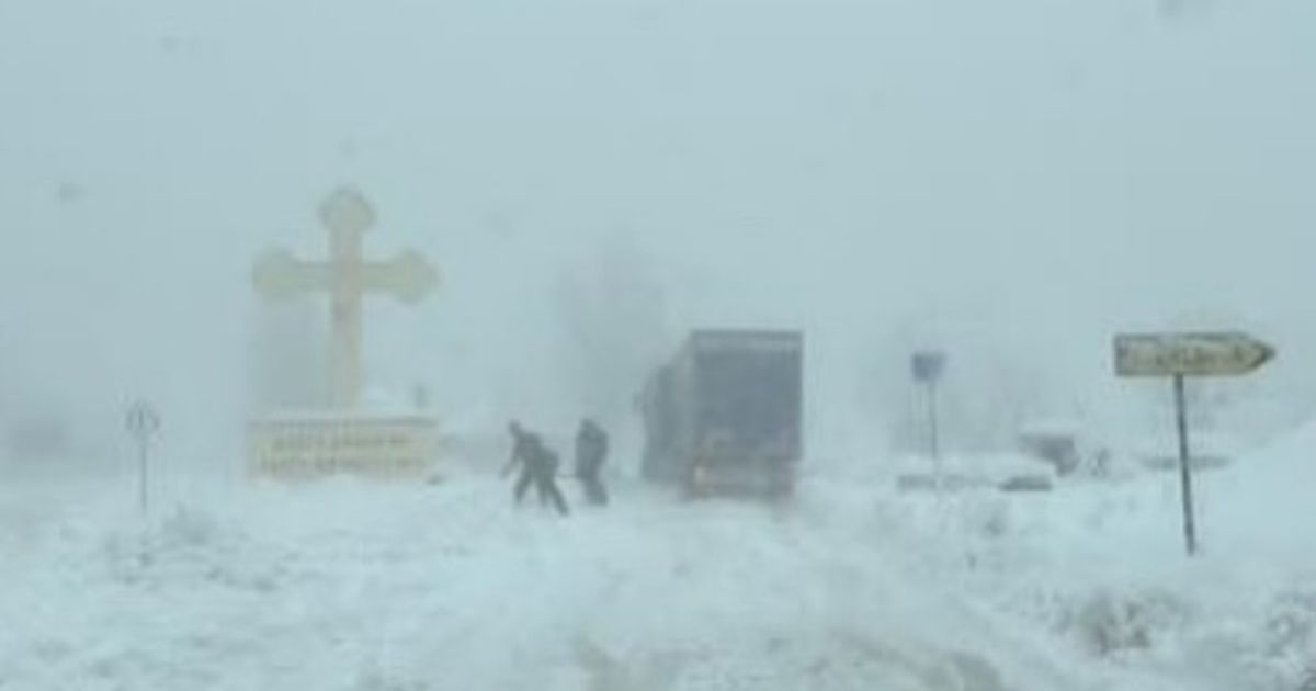 "Šta je ovo? Kao da gledam slike u Sibiru": Veliki krst, a okolo samo sneg! Prizor kod Novog Sada zbunio sve