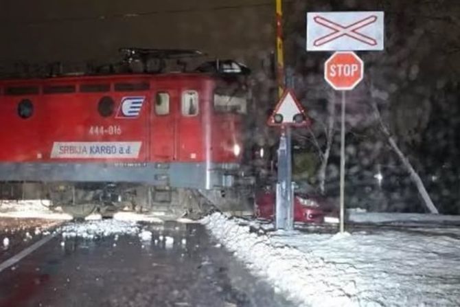 Sudar voza i automobila. Ralja, Smederevo