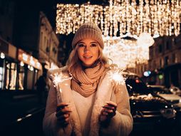 devojka, prskalica, nova godina, astrologija, horoskop