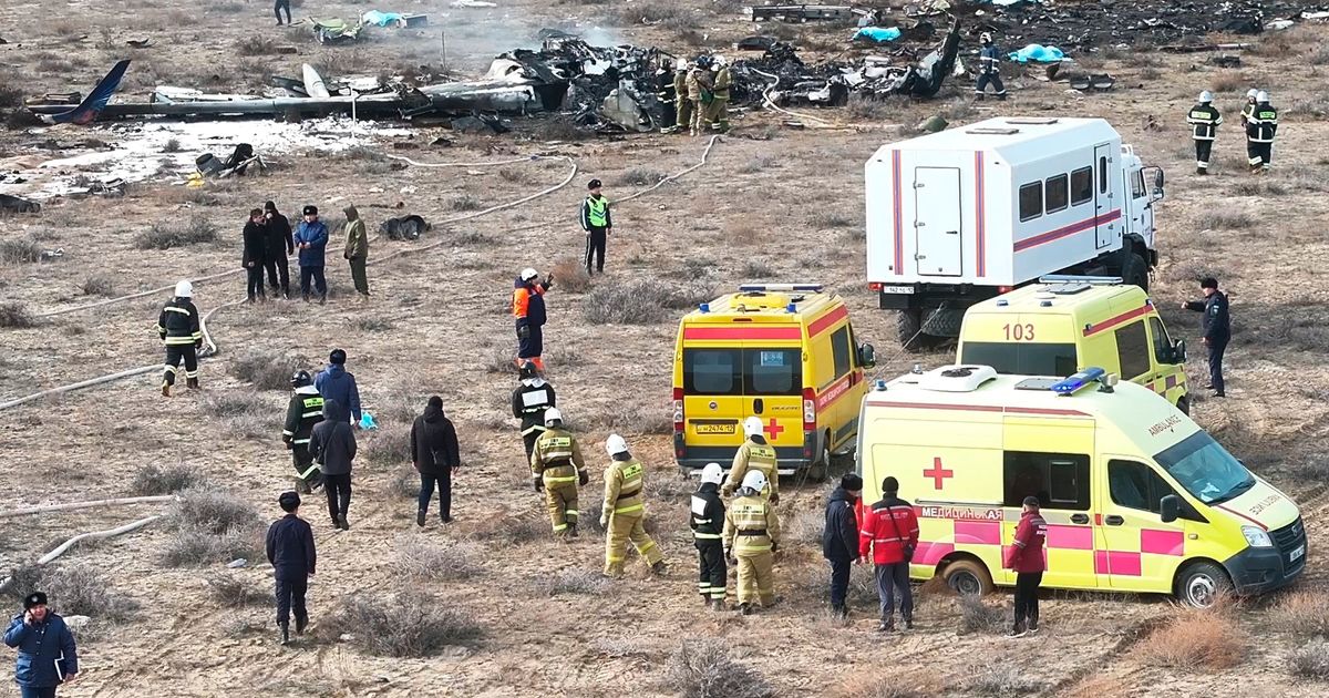 Grca u suzama, dok je drugi teše: Potresan snimak stjuardese koja je preživela pad aviona, troje kolega nisu