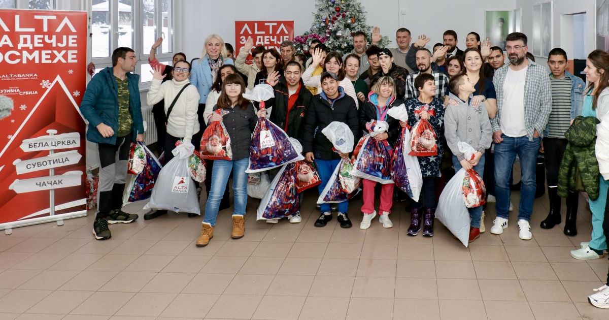 ALTA banka donirala paketiće za dečje osmehe: Mališani iz Sremčice i Dečjeg sela uživali u iznenađenju