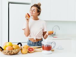 grejpfrut, voće, mršavljenje, devojka u kuhinji, kuhinja