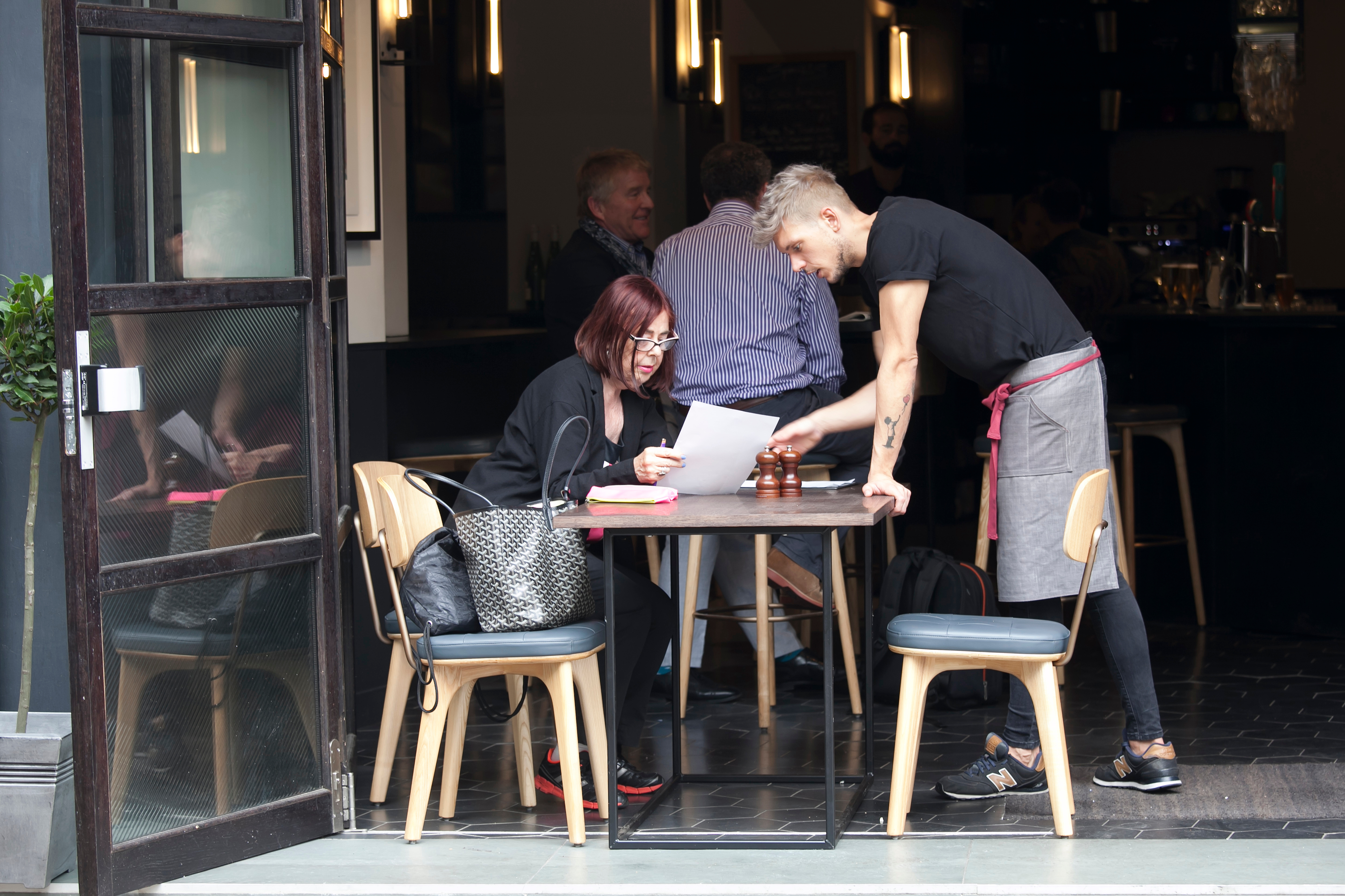 Seli da popiju kafu u centru Vranja, ispod stola ugledali NJU! Prešla je ulicu i izmilila baš tu, gosti U ŠOKU