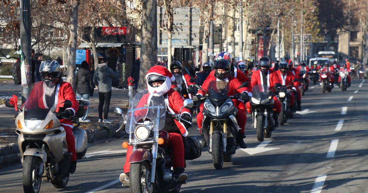 Deda Mrazovi na motoru projurili ka Sremčici: Tradicionalno novogodišnje darivanje deci iz Doma