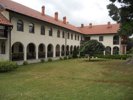 Konak manastira Divostin.