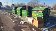 Beograđani, zašto ovako? Tužna slika iz srpske prestonice: Stoje ostavljene pored kontejnera, ne zna se koliko
