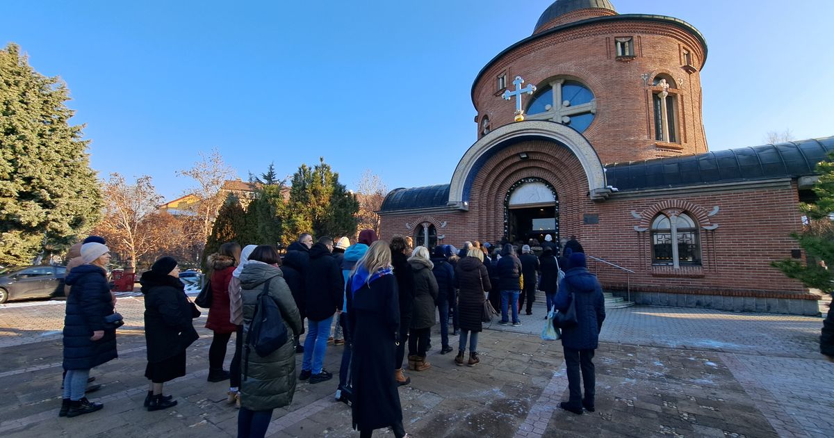 Gužva ispred Crkve svetog Vasilija Ostroškog na Bežaniji: Vernici obeležavaju Materice