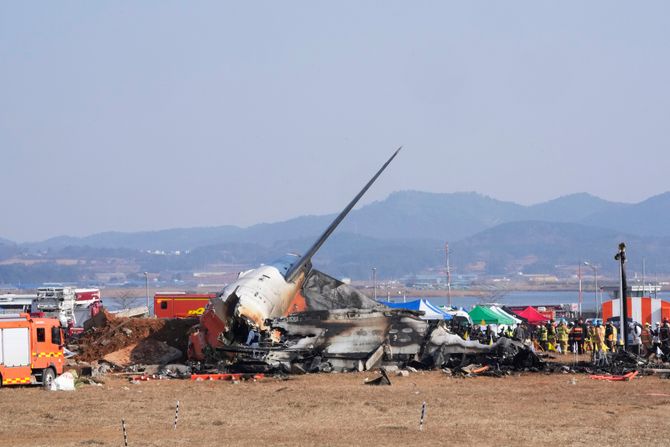 Južna Koreja, avionska nesreća, avion udario u zid