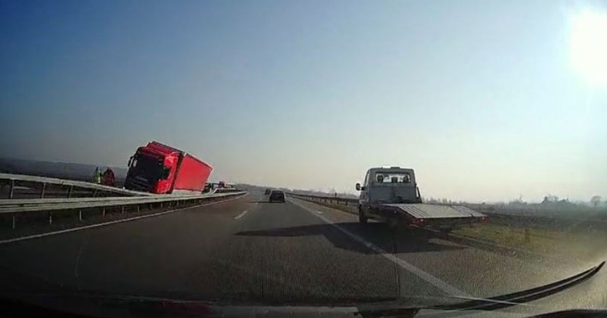 JEZIV snimak kamiona na auto-putu kod Aleksinca: Teretnjak nalegao na bankinu, samo što se ne prevrne