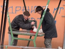 Luka Alerić kupuje sav sir od dekice na pijaci