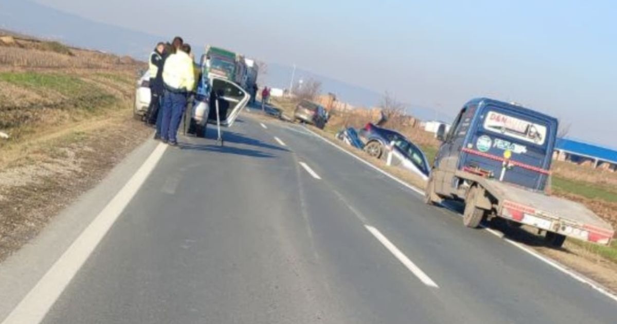 Užas na putu Ruma - Irig: Razlupani automobili u kanalu, delovi vozila na obe trake, povređeno više ljudi