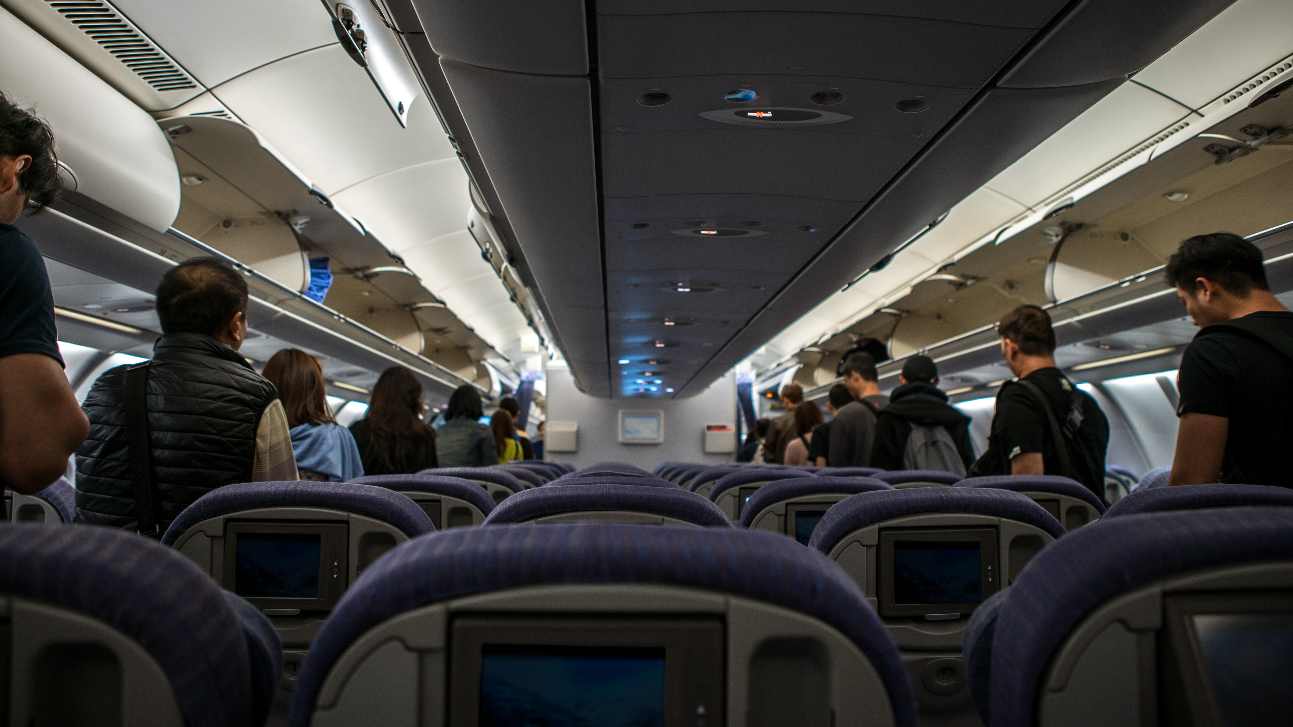 Sukob pijanih putnika "spustio" avion u Prištinu: Šok scena, bilo i pljuvanja, uletela i albanska policija