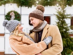 numerologija, ljubav, ljubavni par, nova godina, sneg, zima, zagrljaj