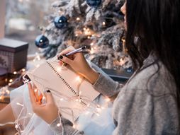 pisanje želja, nova godina, novogodišnja noć, žena, jelka, zodijak