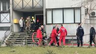 Nakon požara u Čačku ženi ukazana medicinska pomoć: Jedna osoba privedena zbog sukoba s policijom