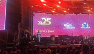 Hiljade ljudi okupljeno na trgu u Budvi: Pogledajte kako su im saopštili da je otkazan Merlinov koncert