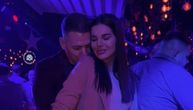 Jovana ušla u deveti mesec, pa se uvukla u usku haljinu: Bogdan je drži za stomak i strasno ljubi