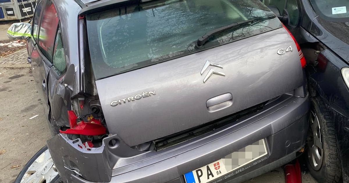 Niko ne zna šta se dogodilo: Pančevce 1. januara sačekali demolirani automobili na parkingu: