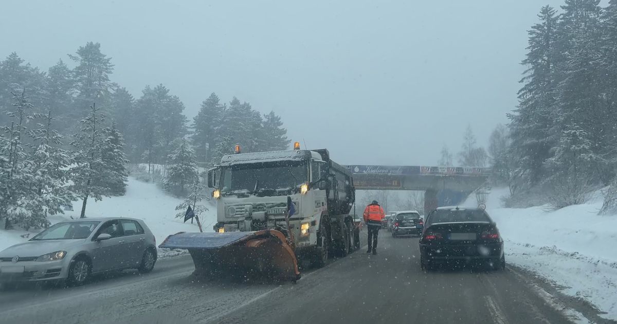 Na Zlatiboru novi snežni talas napravio haos: Formiraju se kolometarske kolone vozila, putari rade punom parom