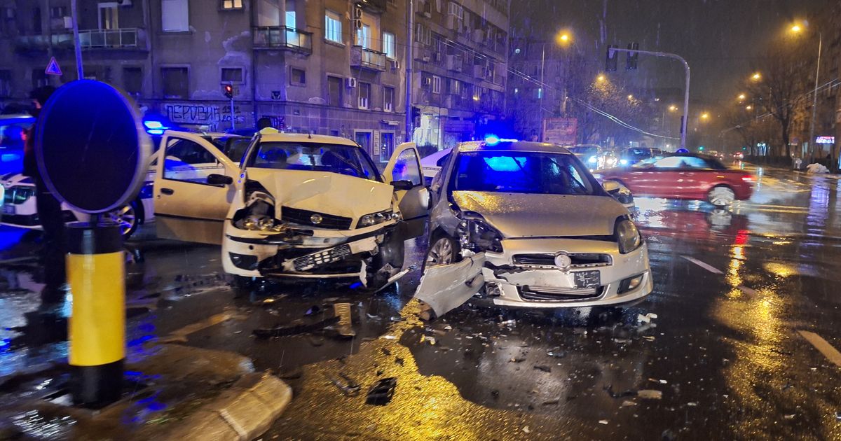 Stravičan sudar u centru Beograda: Automobili smrskani, plastika rasuta po putu