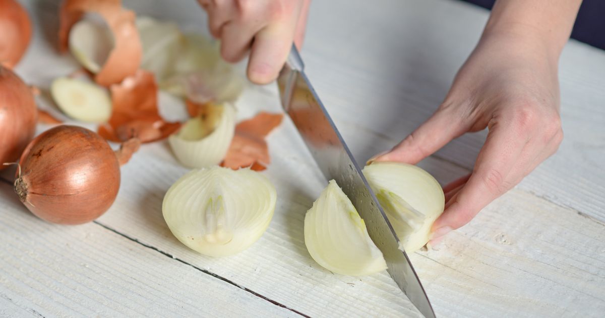 Zašto se na Badnje veče luk seče na 12 delova? Zaboravljena tradicija naših predaka