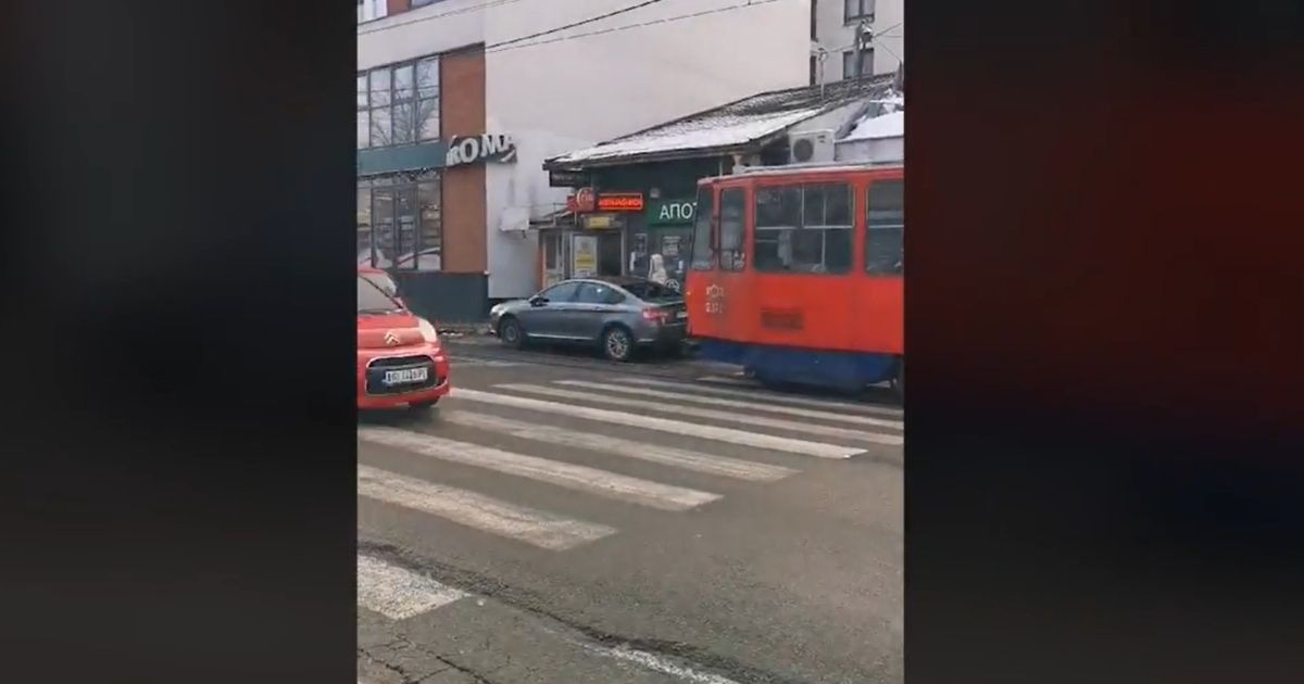 Haos na Bulevaru: Bahati vozač se parkirao posred šina, tramvaji blokirani, ne mogu da voze