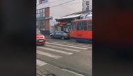 Haos na Bulevaru: Bahati vozač se parkirao posred šina, tramvaji blokirani, ne mogu da voze