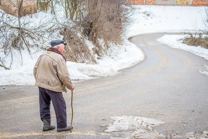 Deda, star čovek zima sneg