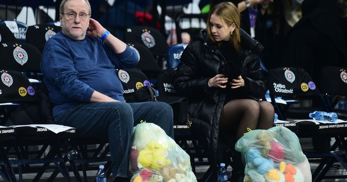 Bogdan i Sofija Diklić doneli pune džakove igračaka u Arenu, a objašnjenje je hit: "Tata me moli godinama..."